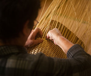 Toyooka bag craftsman crafting using hemp yarn